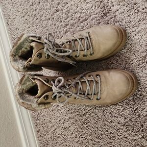 Women's boots with faux fur